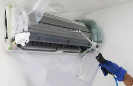 エアコンクリーニング作業